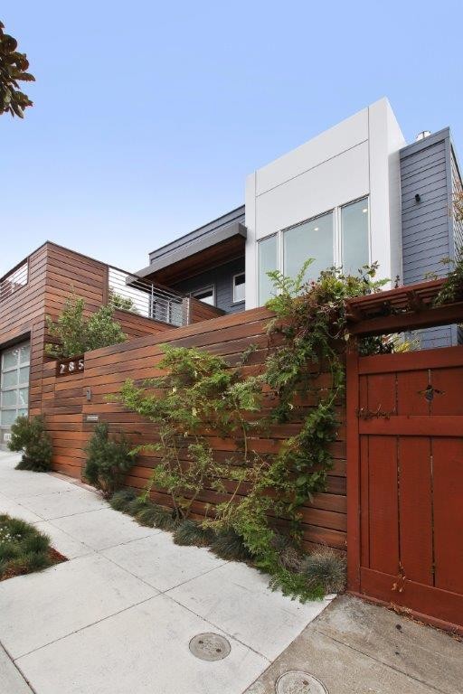 Zweistöckiges Modernes Wohnung mit bunter Fassadenfarbe und Flachdach in San Francisco