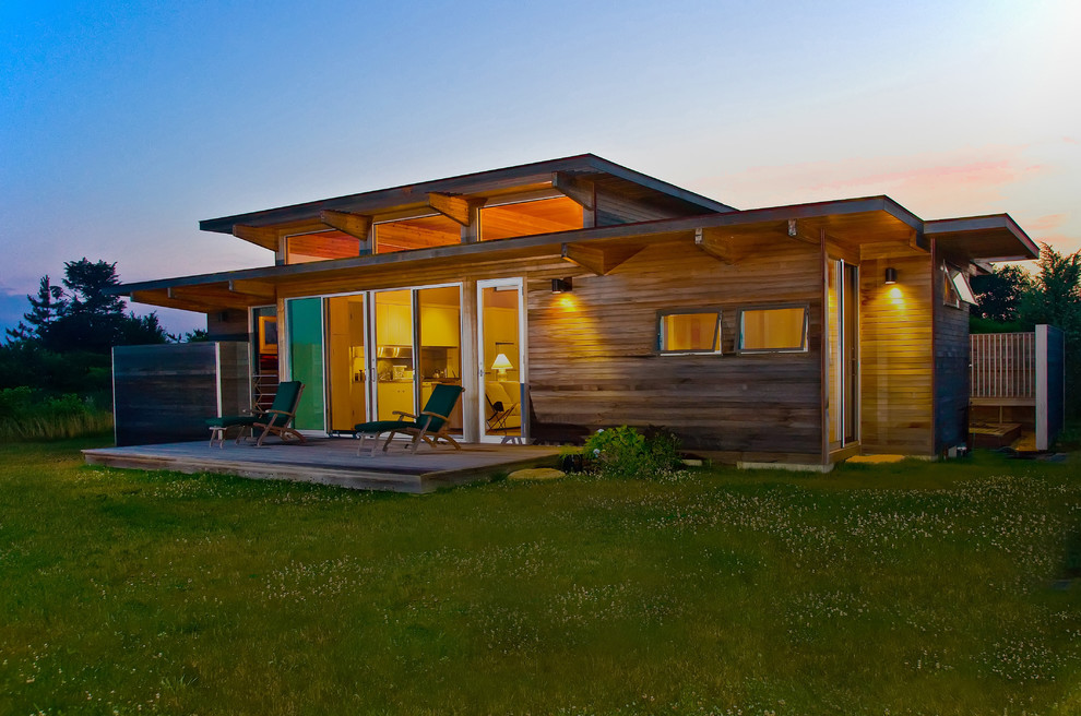 Идея дизайна: деревянный, одноэтажный, коричневый дом среднего размера в стиле модернизм с плоской крышей