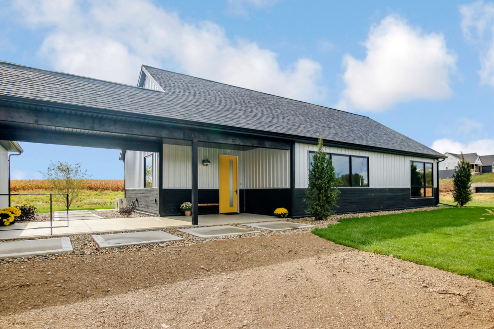 Kleines, Einstöckiges Skandinavisches Einfamilienhaus mit Mix-Fassade, grauer Fassadenfarbe, Satteldach und Schindeldach in Grand Rapids