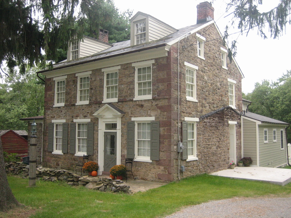 Пример оригинального дизайна: дом в стиле кантри с облицовкой из камня
