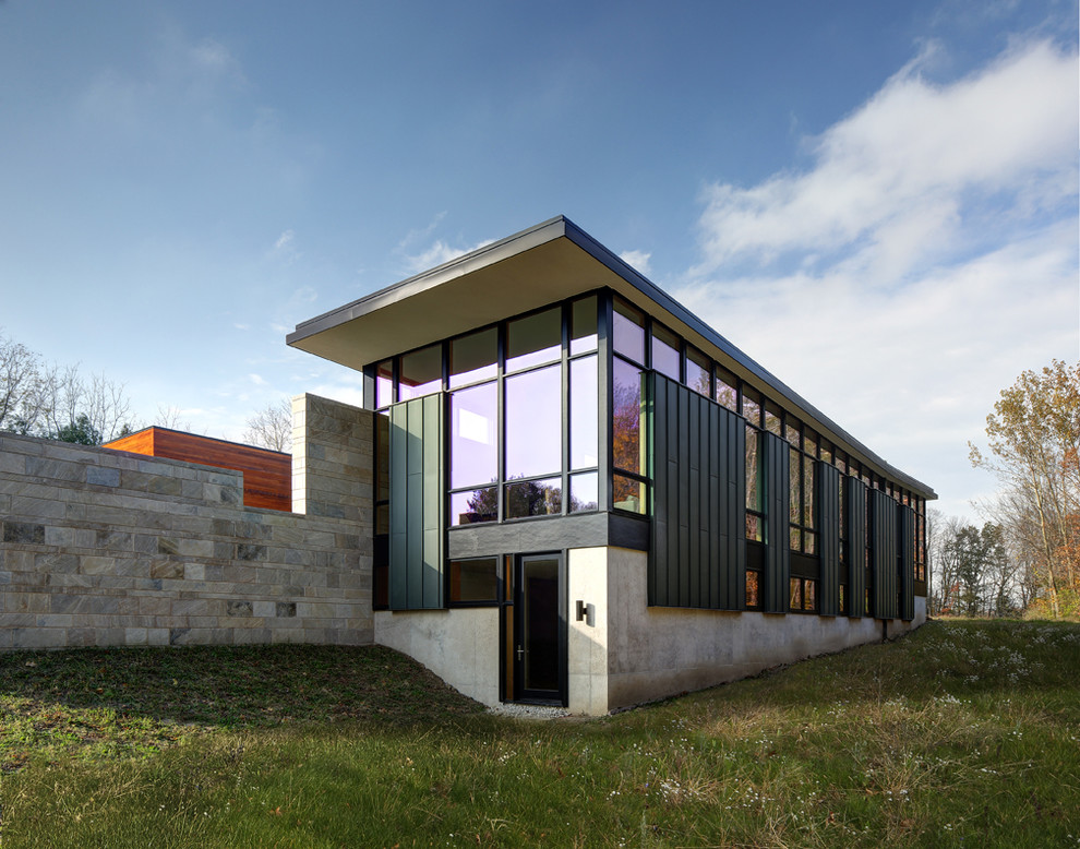 Mittelgroßes, Zweistöckiges Modernes Einfamilienhaus mit Mix-Fassade, schwarzer Fassadenfarbe und Flachdach in Milwaukee