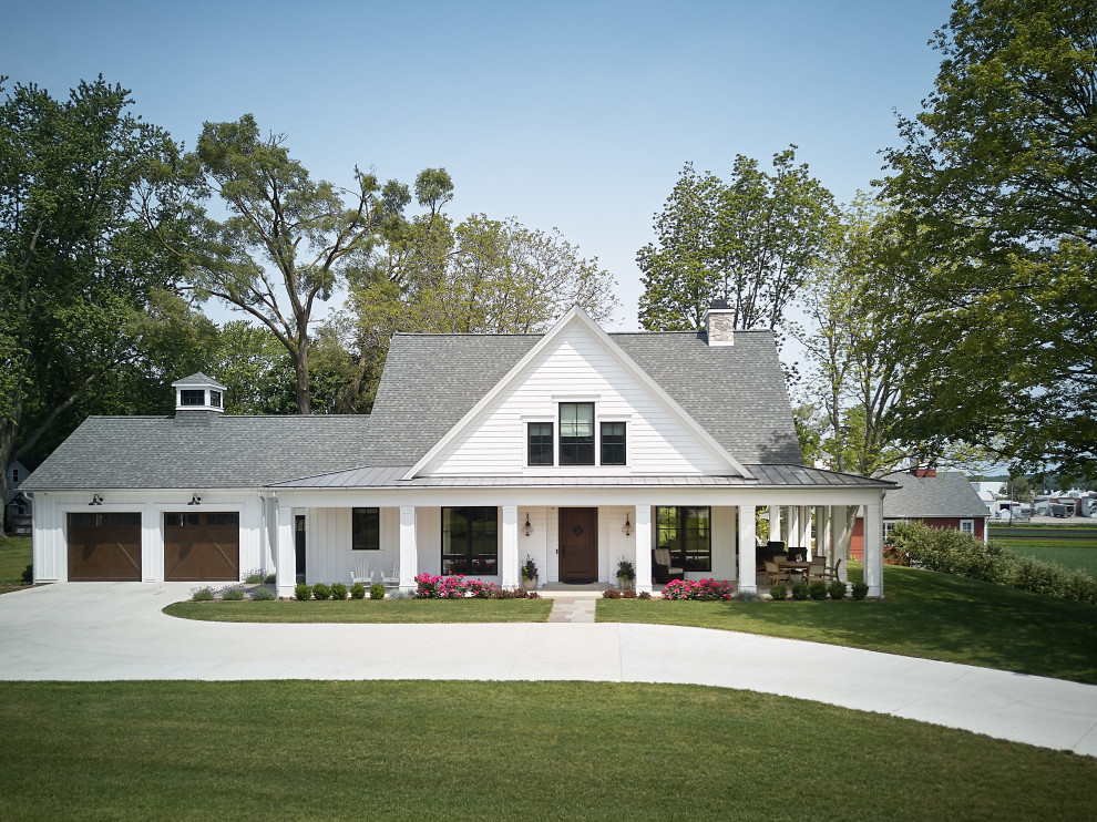 Réalisation d'une façade de maison blanche champêtre en panneau de béton fibré de taille moyenne et à un étage avec un toit à deux pans et un toit en shingle.