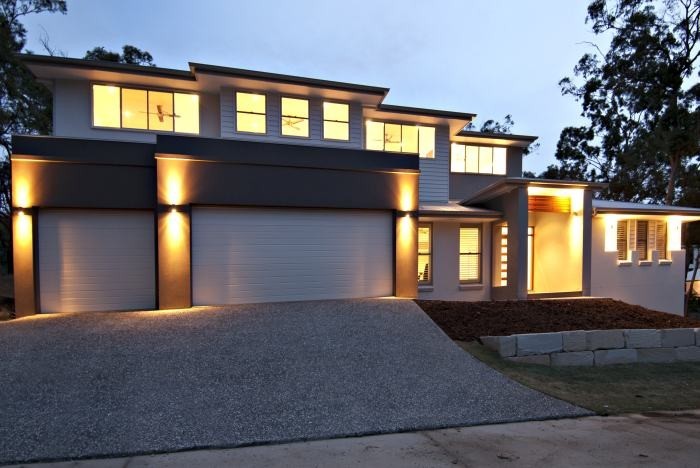 Design ideas for a modern split-level house exterior in Brisbane.