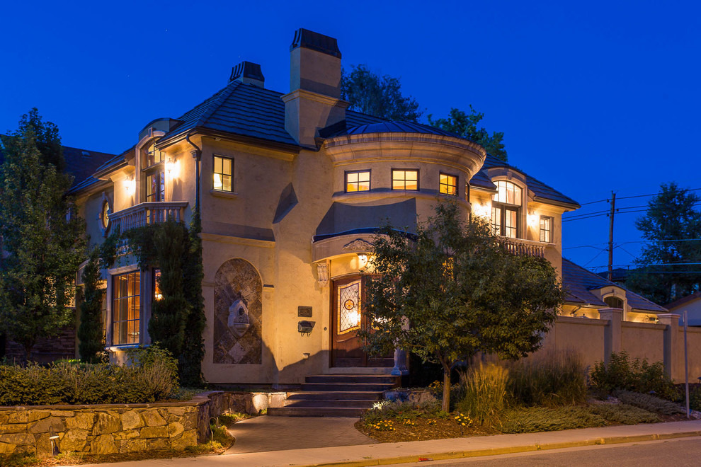 Großes, Zweistöckiges Klassisches Haus mit Putzfassade und gelber Fassadenfarbe in Denver