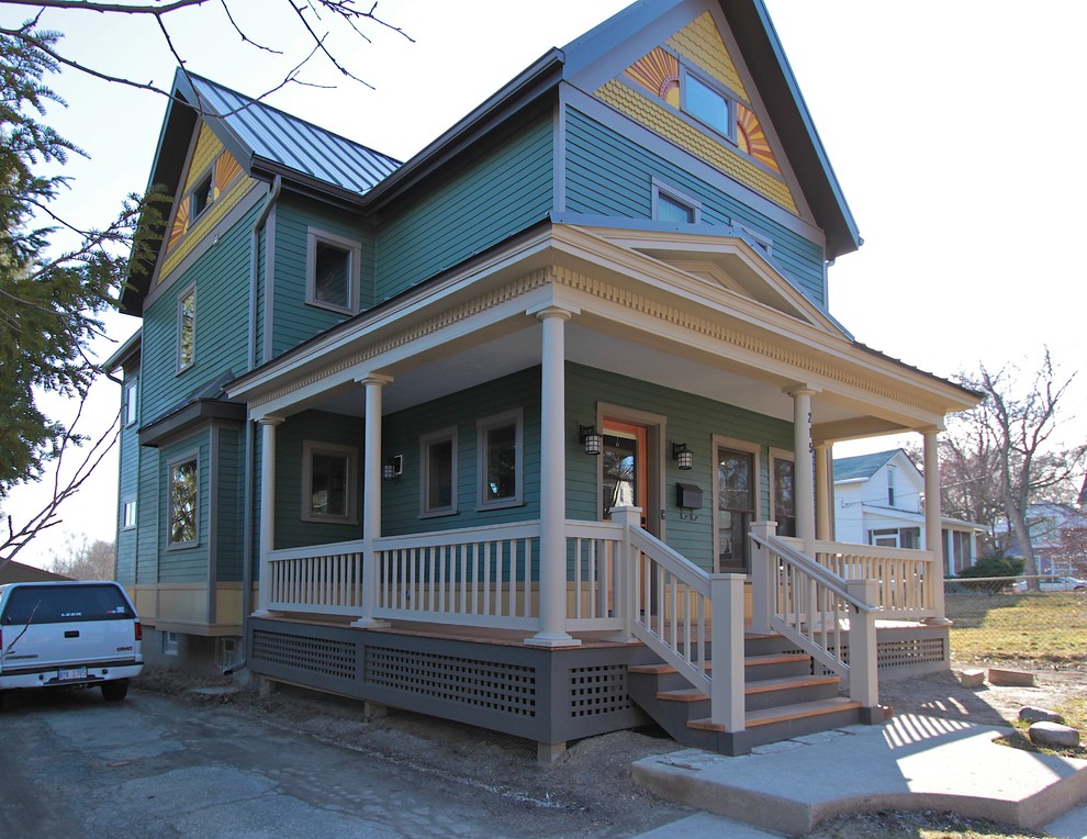 Cette image montre une petite façade de maison multicolore victorienne à un étage avec un revêtement mixte, un toit à deux pans et un toit en métal.