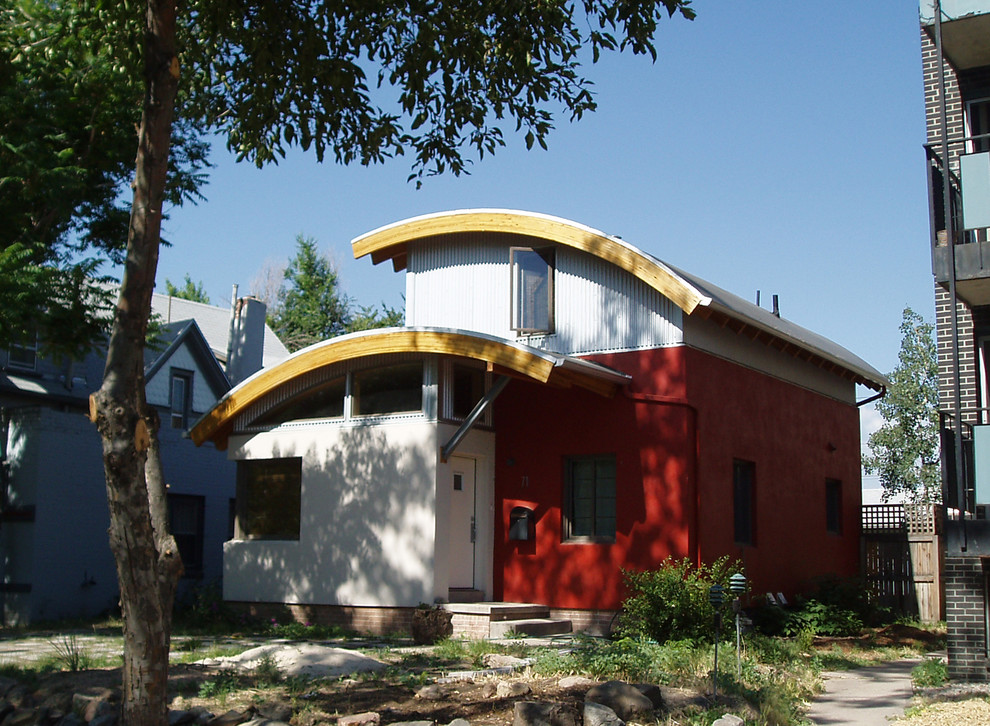 Пример оригинального дизайна: маленький, двухэтажный дом в современном стиле с облицовкой из металла для на участке и в саду