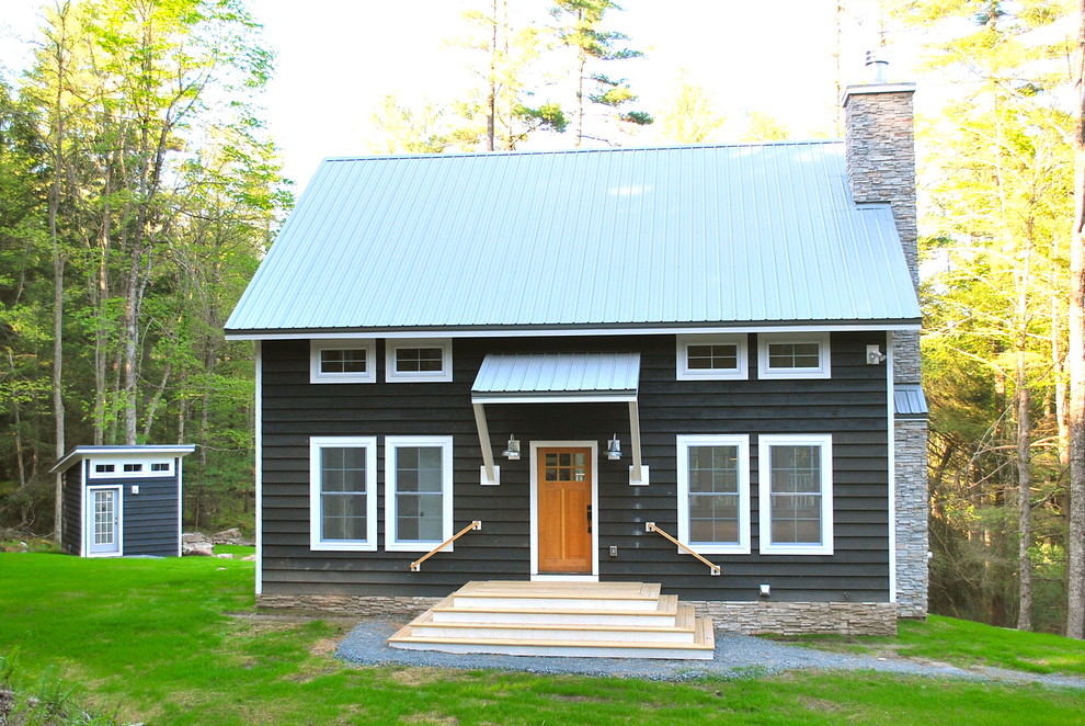 На фото: маленький, коричневый дом в классическом стиле для на участке и в саду