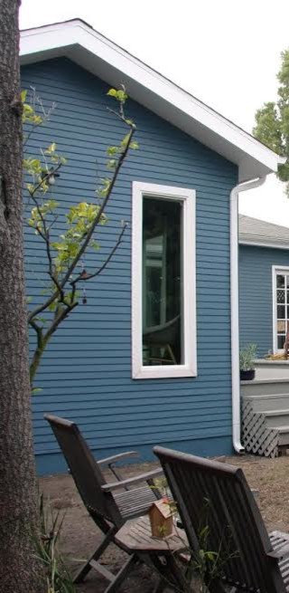Foto på ett mellanstort vintage blått hus, med allt i ett plan