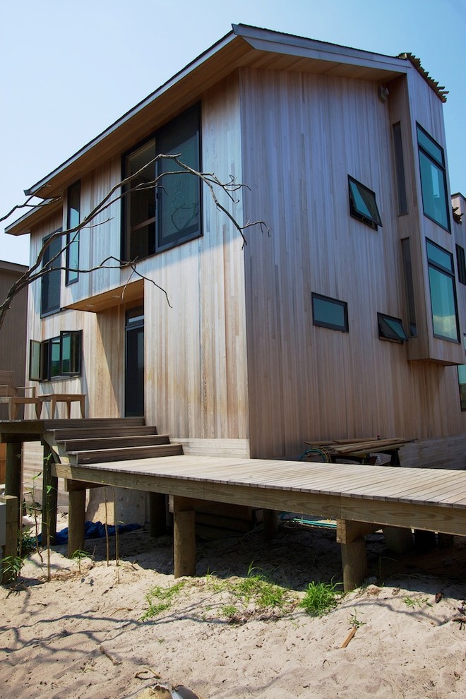 Zweistöckige Moderne Holzfassade Haus mit brauner Fassadenfarbe und Pultdach in New York