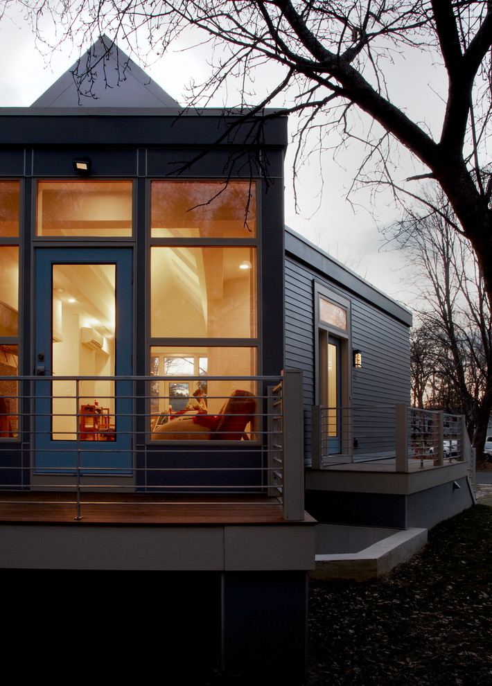 Diseño de fachada de casa gris moderna de tamaño medio de una planta con revestimiento de vinilo y tejado plano