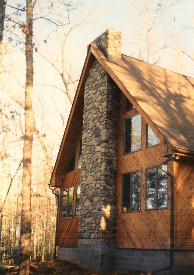 Inspiration pour une grande façade de maison marron chalet en bois à un étage.