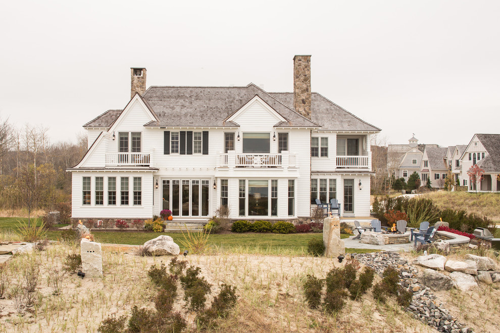 Großes, Zweistöckiges Klassisches Einfamilienhaus mit weißer Fassadenfarbe, Walmdach und Schindeldach in Portland Maine
