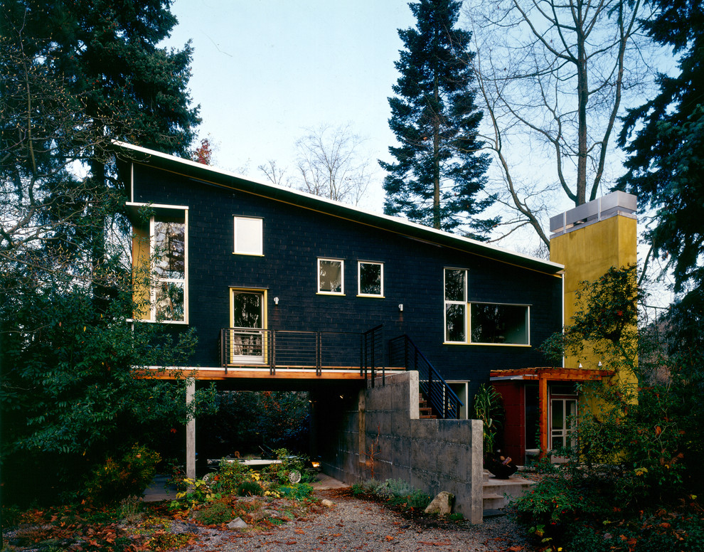 Zweistöckiges Modernes Haus mit schwarzer Fassadenfarbe und Pultdach in Seattle