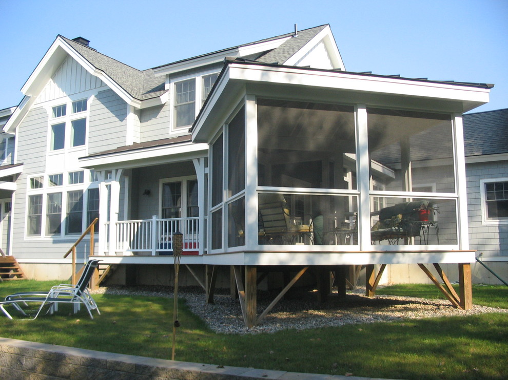 Cette image montre une façade de maison grise marine de taille moyenne et à un étage avec un toit en appentis.