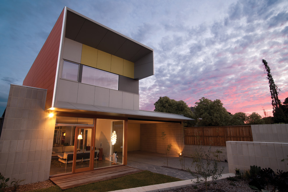 Cette image montre une façade de maison rouge minimaliste.