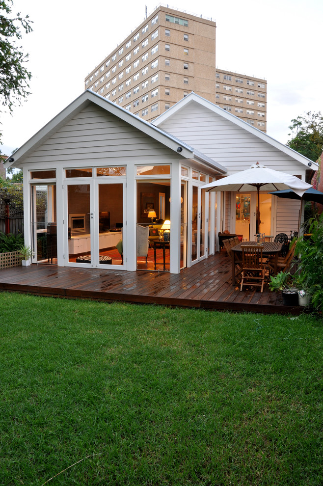 Источник вдохновения для домашнего уюта: деревянный, белый дом среднего размера в стиле модернизм с двускатной крышей и металлической крышей