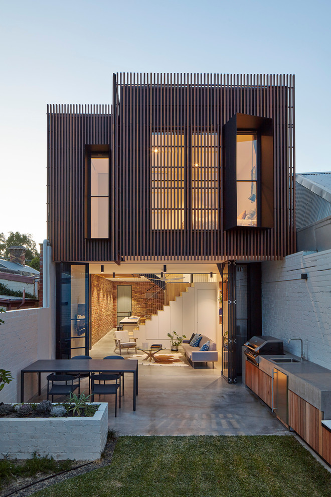 Ispirazione per la facciata di una casa a schiera piccola marrone contemporanea a due piani con rivestimento in legno, tetto piano e copertura in metallo o lamiera