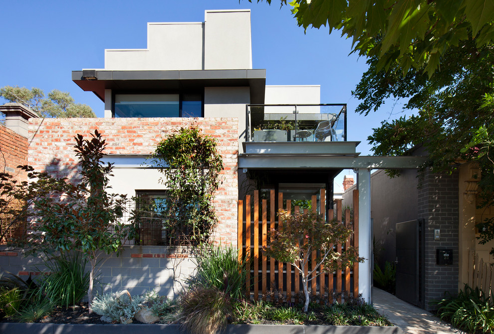 Modelo de fachada de casa multicolor y gris actual de tamaño medio de dos plantas con tejado de varios materiales y todos los materiales de revestimiento