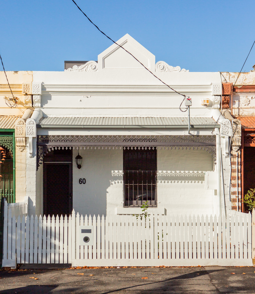 Einstöckiges Klassisches Einfamilienhaus mit weißer Fassadenfarbe und Flachdach in Melbourne