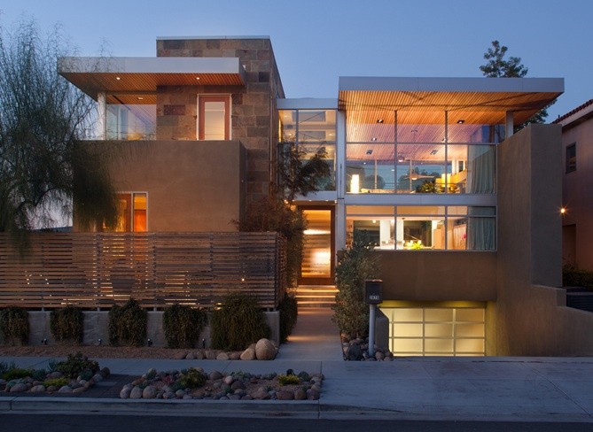 Mittelgroßes, Zweistöckiges Modernes Einfamilienhaus mit Steinfassade, brauner Fassadenfarbe und Flachdach in Houston