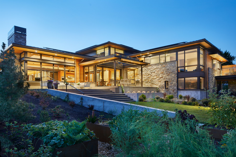 Modernes Einfamilienhaus mit Mix-Fassade, brauner Fassadenfarbe, Walmdach und Blechdach in Seattle