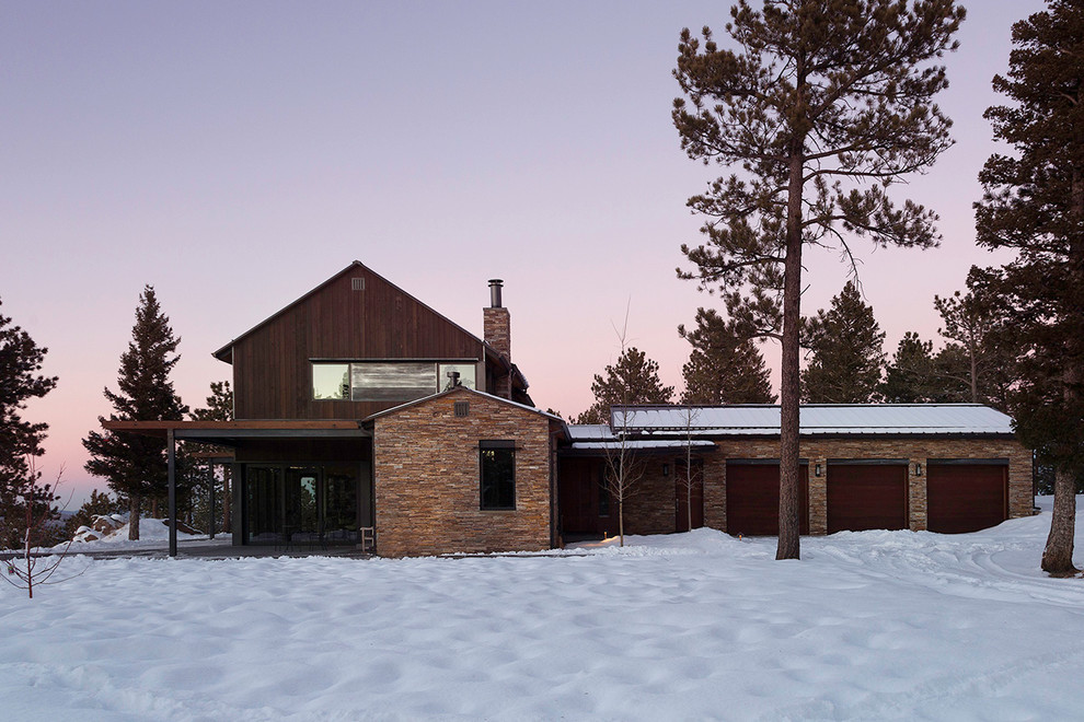 Cette photo montre une grande façade de maison marron montagne à un étage avec un revêtement mixte et un toit à deux pans.