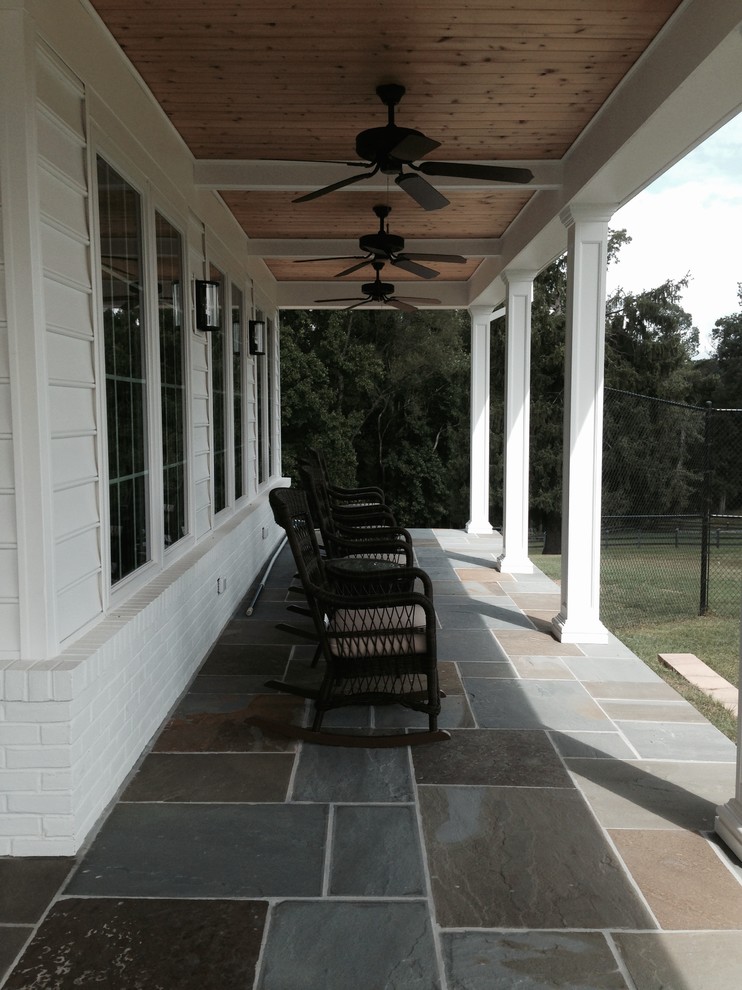 Flagstone porch with a random rectangular pattern Farmhouse