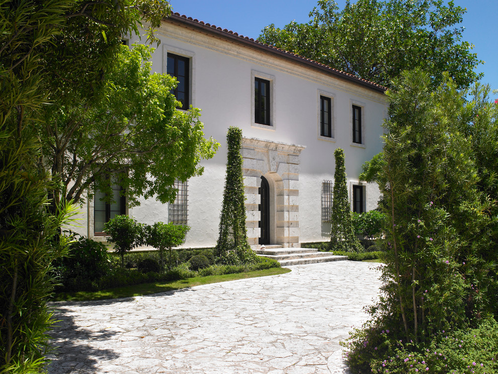 На фото: дом в средиземноморском стиле с облицовкой из цементной штукатурки