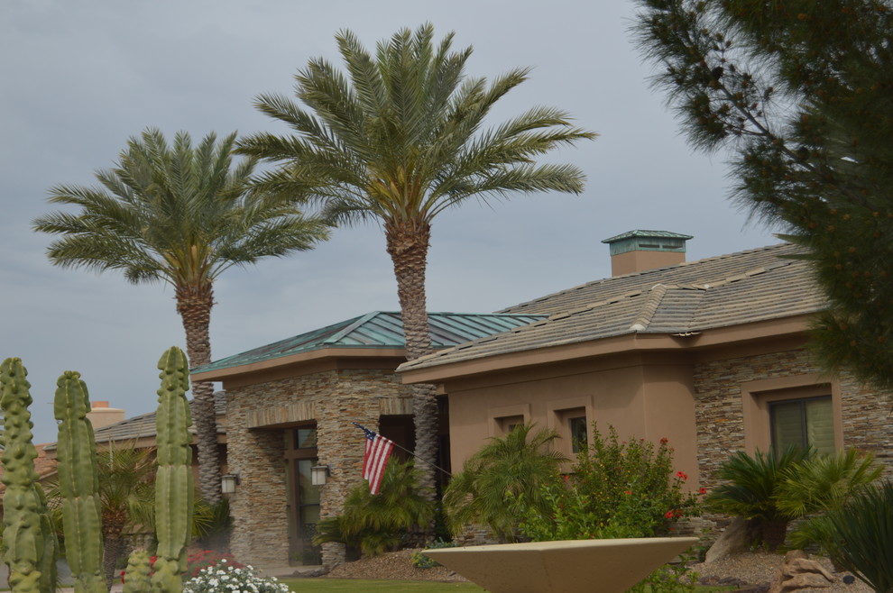 フェニックスにあるお手頃価格のコンテンポラリースタイルのおしゃれな家の外観 (混合材サイディング) の写真