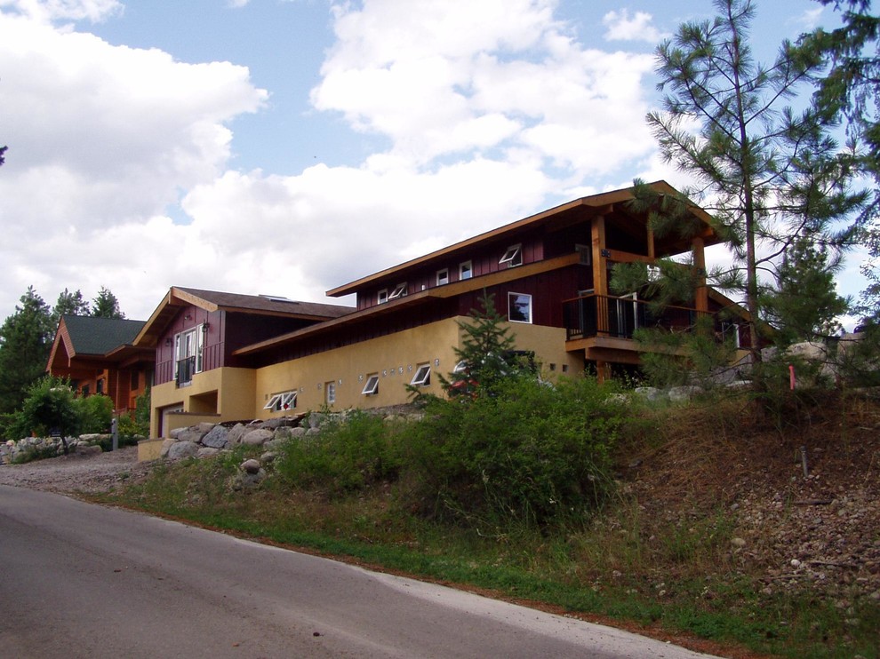 Kleines, Zweistöckiges Eklektisches Einfamilienhaus mit Mix-Fassade, roter Fassadenfarbe, Satteldach und Schindeldach in Sonstige