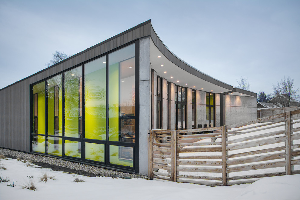 Idee per la facciata di una casa grande contemporanea a un piano con rivestimento in vetro