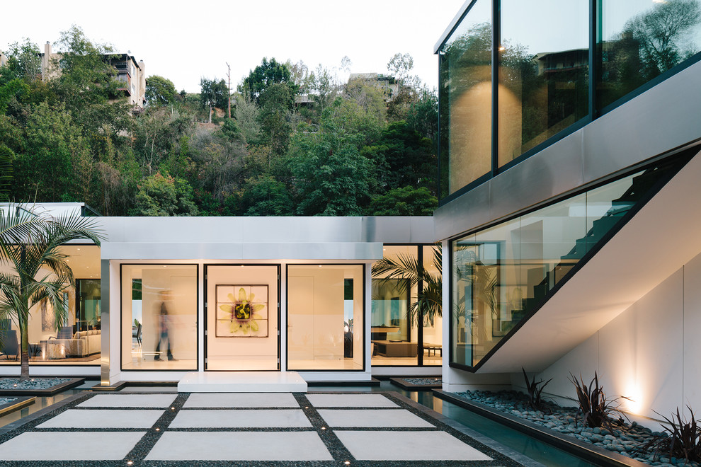 Großes, Zweistöckiges Modernes Haus mit weißer Fassadenfarbe in Los Angeles