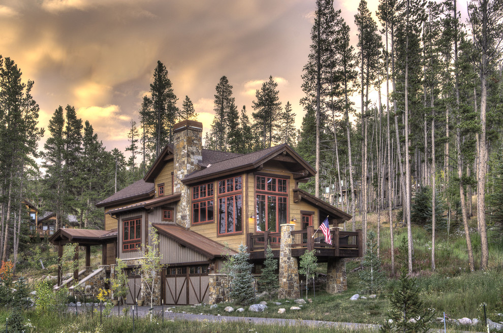 Cette photo montre une grande façade de maison montagne en bois à un étage avec un toit à deux pans.