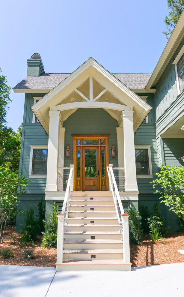 Ejemplo de fachada de casa verde clásica renovada de tamaño medio de dos plantas con revestimiento de hormigón