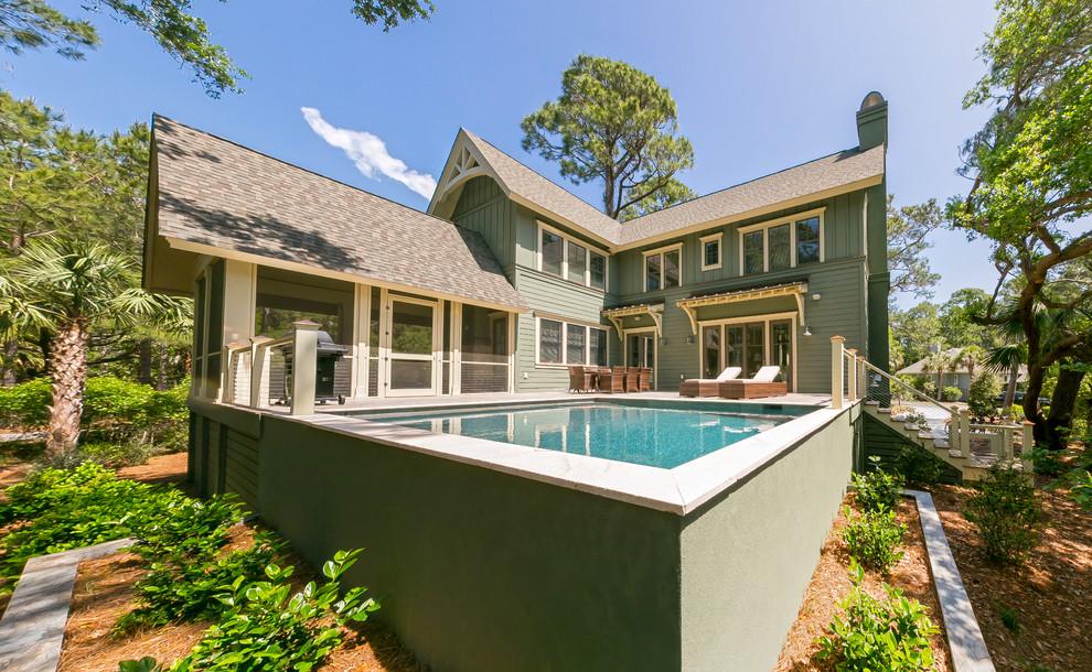 Mittelgroßes, Zweistöckiges Klassisches Einfamilienhaus mit Betonfassade und grüner Fassadenfarbe in Charleston