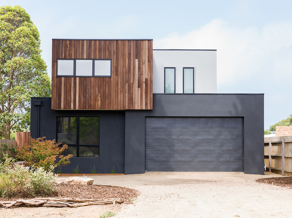 На фото: двухэтажный, разноцветный частный загородный дом в современном стиле с комбинированной облицовкой и плоской крышей с