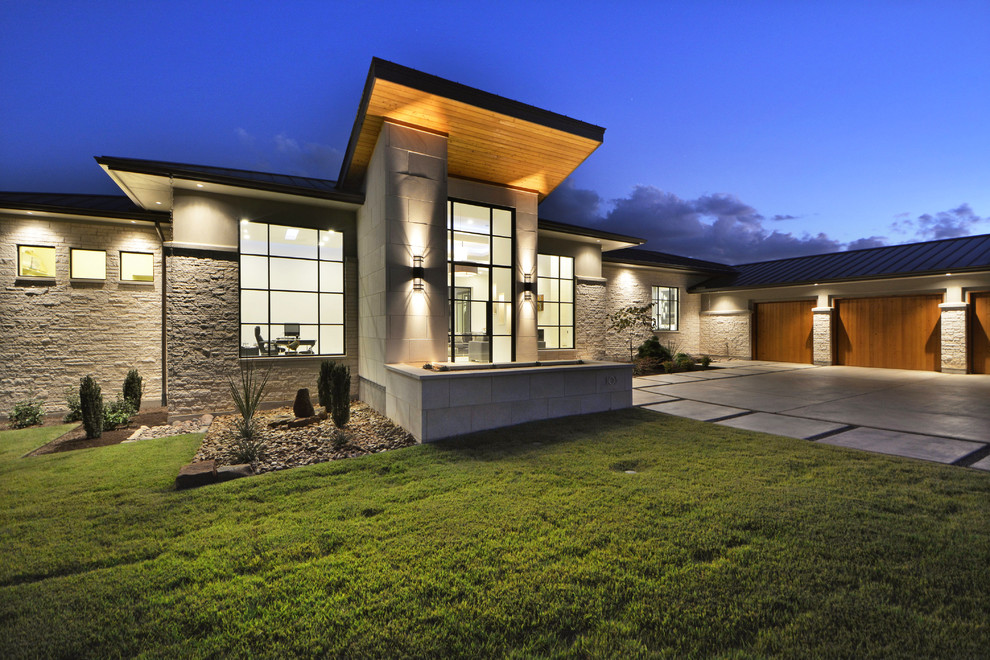 Пример оригинального дизайна: одноэтажный, бежевый дом среднего размера в современном стиле с облицовкой из камня