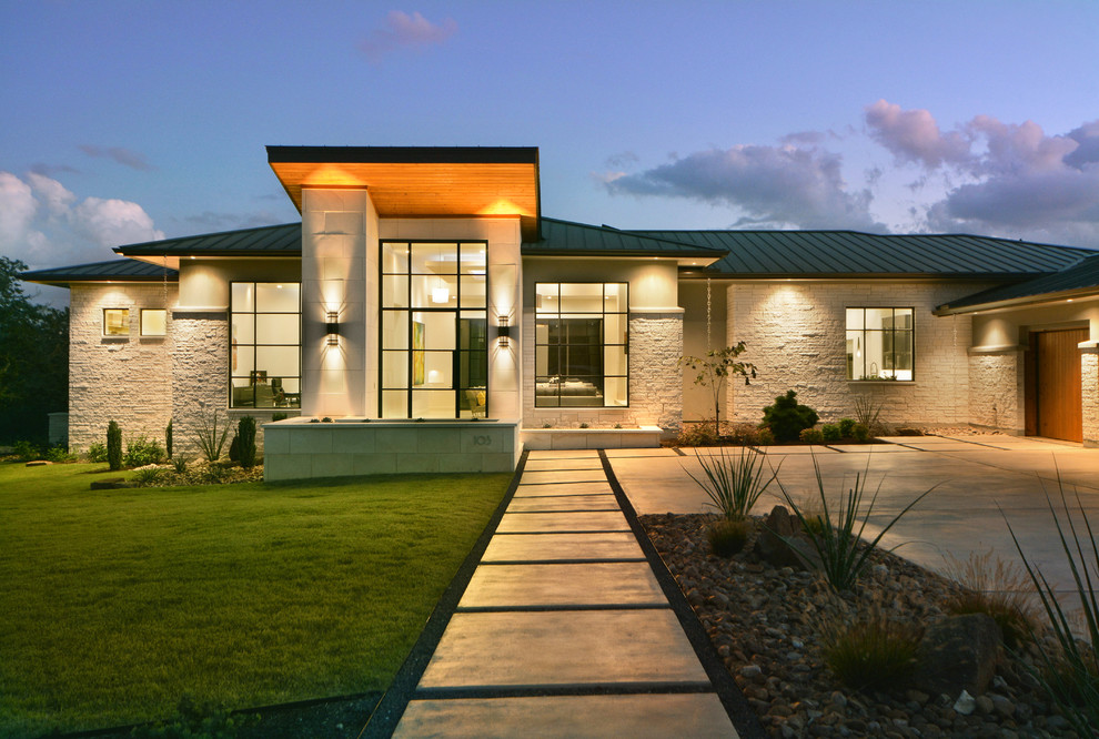 Ispirazione per la facciata di una casa beige contemporanea a un piano di medie dimensioni con rivestimento in pietra