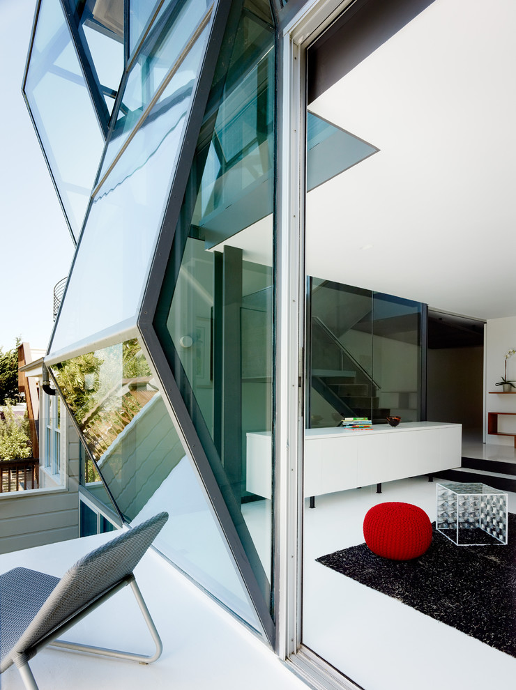 Idee per la facciata di una casa contemporanea con rivestimento in vetro