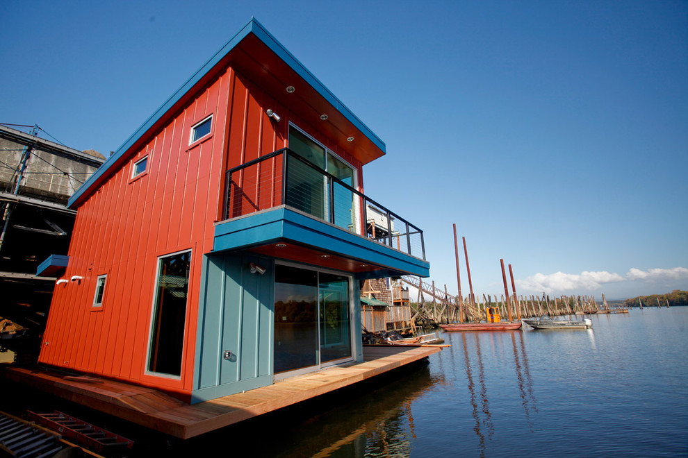 Kleines, Zweistöckiges Modernes Haus mit Faserzement-Fassade und Pultdach in Portland