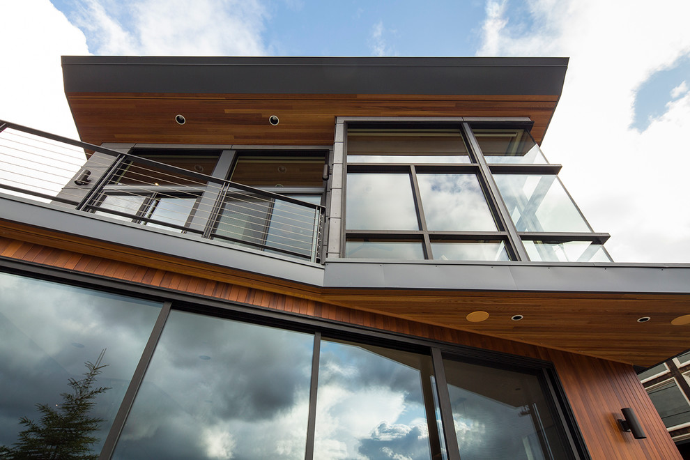 На фото: двухэтажный, деревянный дом среднего размера в стиле модернизм с односкатной крышей