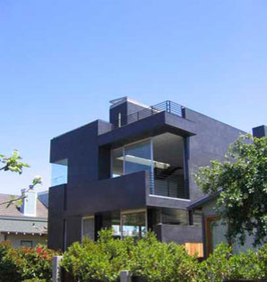 На фото: двухэтажный, черный частный загородный дом в стиле модернизм с облицовкой из цементной штукатурки, плоской крышей и крышей из смешанных материалов