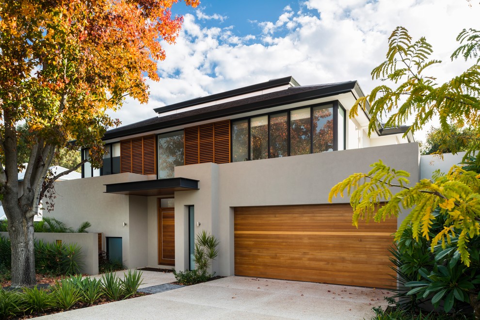 Ejemplo de fachada de casa multicolor actual de tamaño medio de dos plantas con tejado de teja de barro y tejado a cuatro aguas