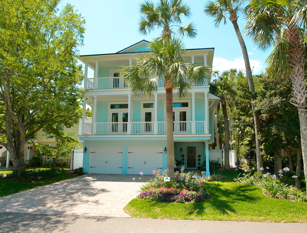 Ispirazione per la villa blu tropicale a tre piani di medie dimensioni con rivestimento in legno e copertura a scandole