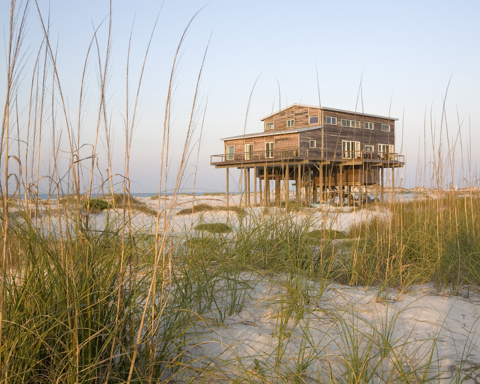 Example of a mountain style wood exterior home design in Tampa