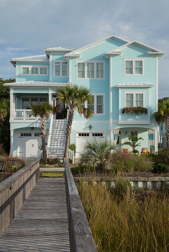 Réalisation d'une grande façade de maison bleue marine en bois à deux étages et plus.