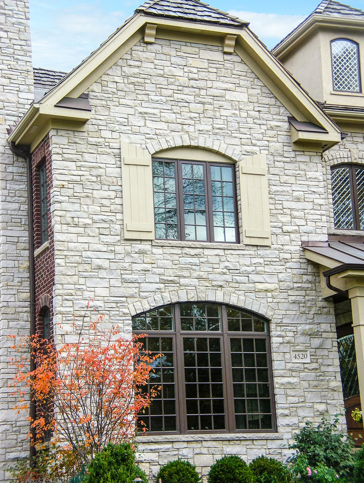 Ejemplo de fachada clásica con revestimiento de piedra