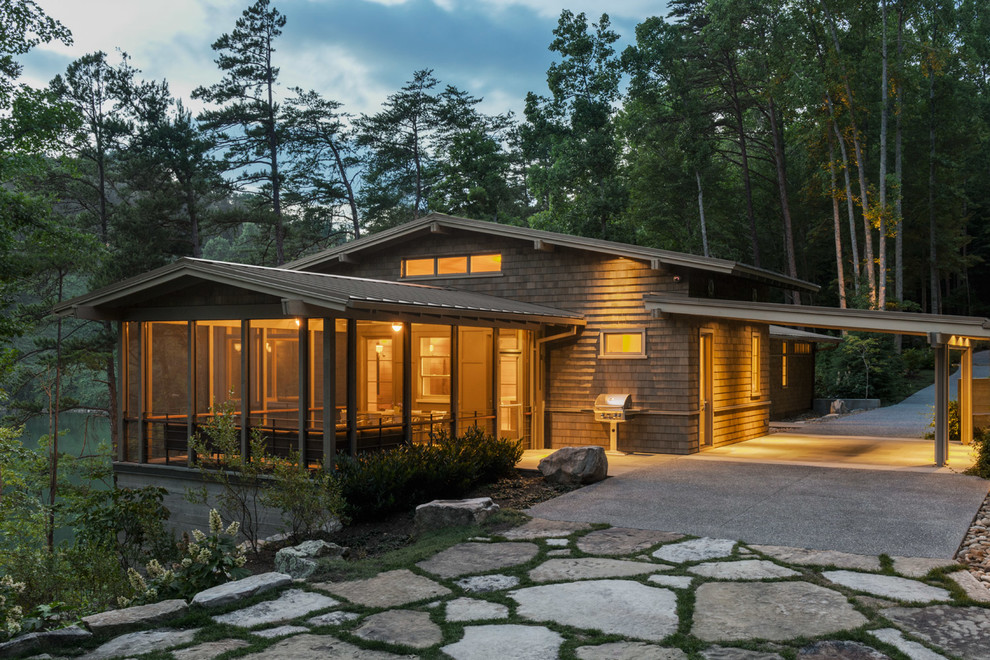 Foto de fachada de casa marrón moderna de tamaño medio de dos plantas con revestimiento de madera, tejado a dos aguas y tejado de varios materiales