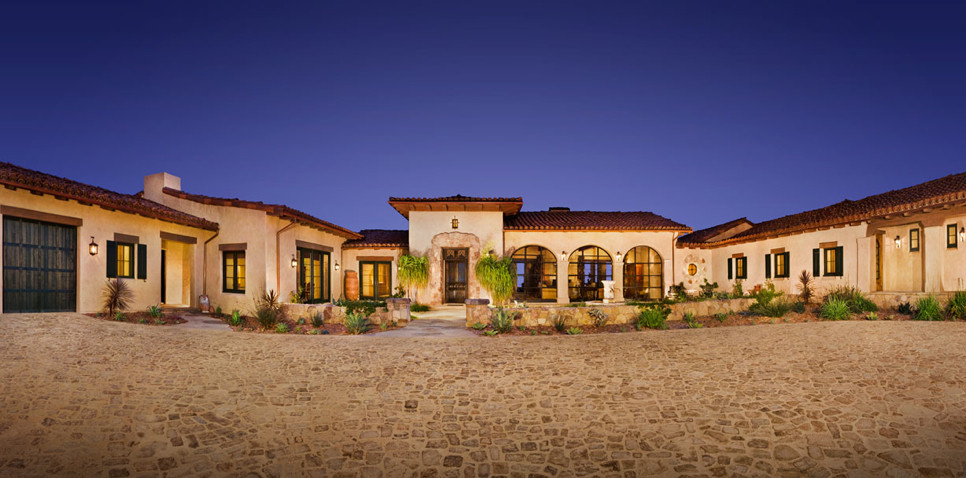 Einstöckiges, Geräumiges Mediterranes Einfamilienhaus mit Putzfassade, beiger Fassadenfarbe, Walmdach und Ziegeldach in Santa Barbara