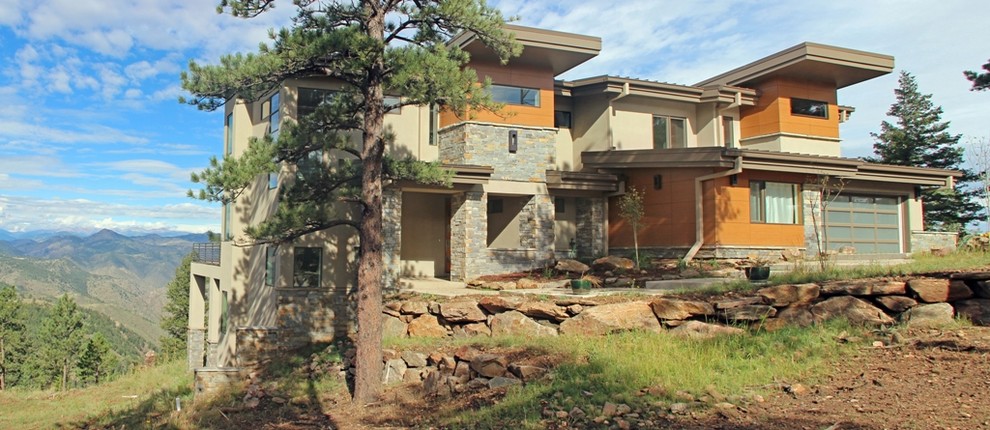 Geräumiges, Dreistöckiges Modernes Einfamilienhaus mit Mix-Fassade, bunter Fassadenfarbe, Pultdach und Blechdach in Denver